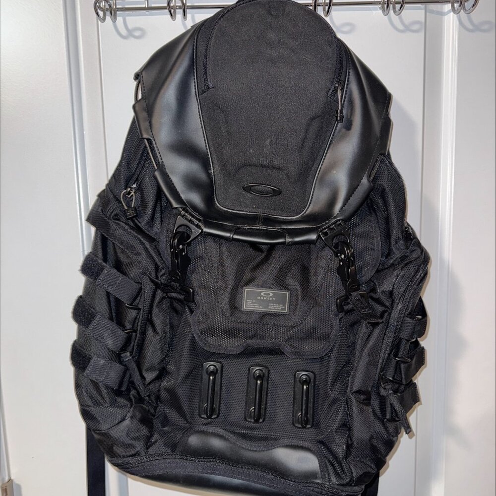 Oakley Kitchen Sink Backpack, Stealth Black, One Size, Black